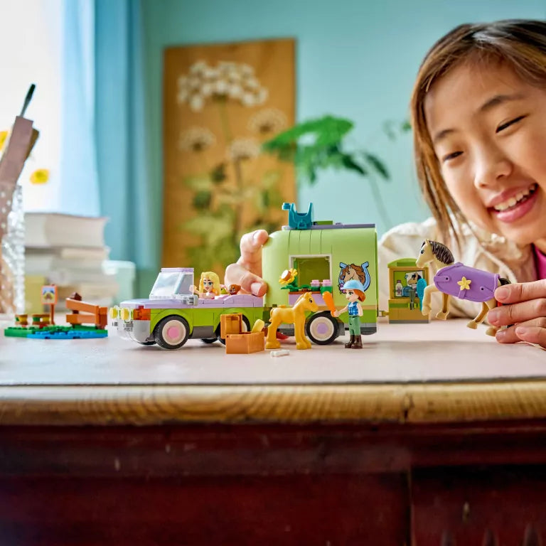 LEGO® Friends. Przyczepa z koniem 42695