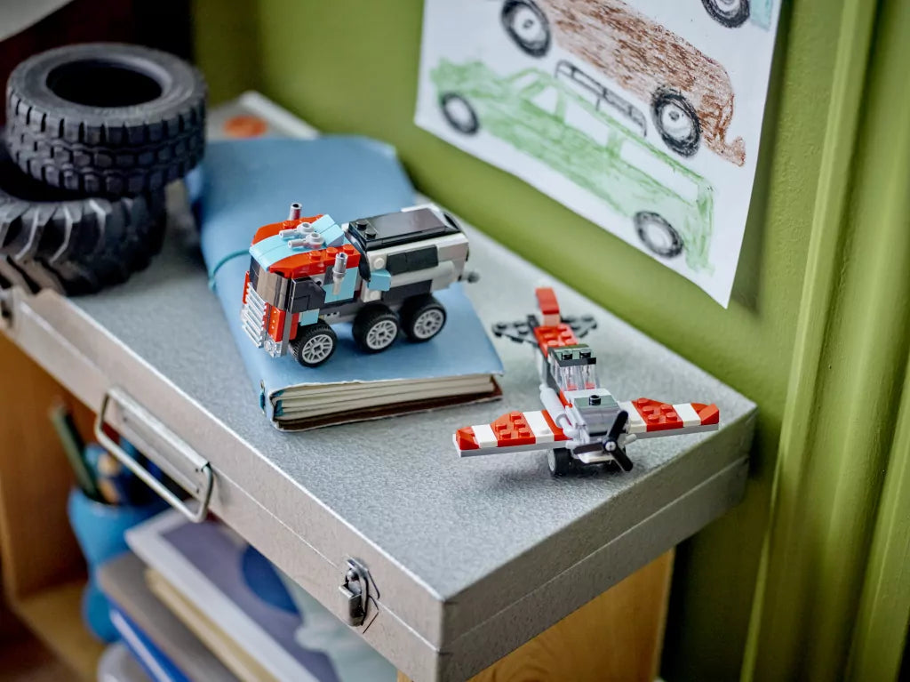 LEGO® Creator. Ciężarówka z platformą i helikopterem 31146