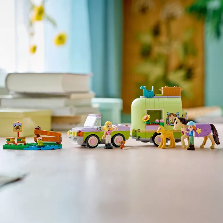 LEGO® Friends. Przyczepa z koniem 42695
