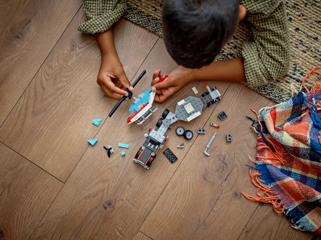 LEGO® Creator. Ciężarówka z platformą i helikopterem 31146